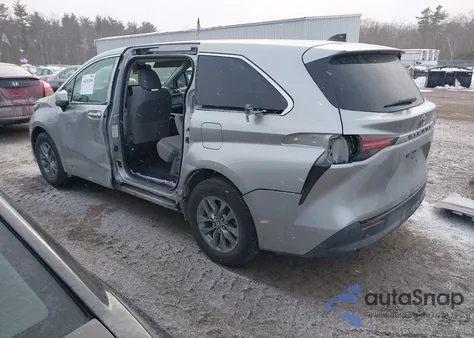 2021 Toyota Sienna Le z USA, uszkodzony, nr VIN 5TDKRKEC6MS065788